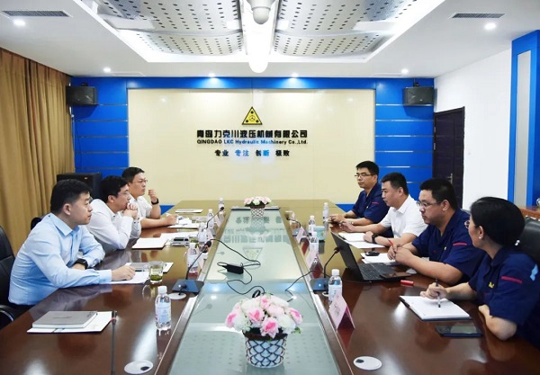 為高質(zhì)量發(fā)展賦能！青島高新區(qū)李天傳主任至力克川液壓調(diào)研2.jpg