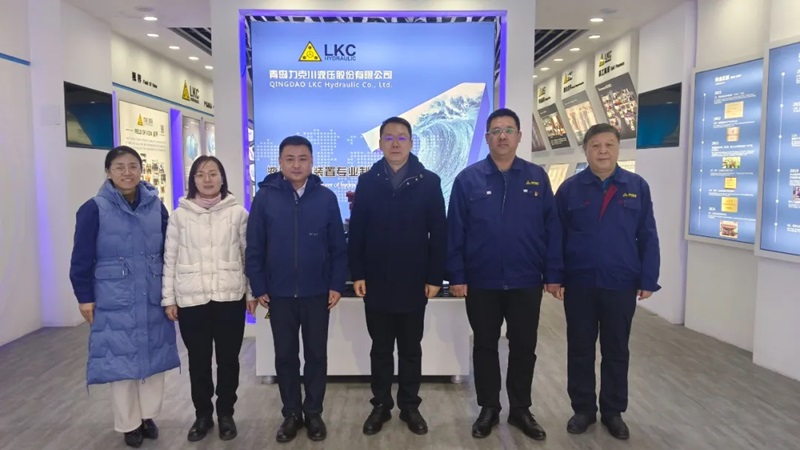 高新區(qū)工委委員、管委副主任張建軍一行蒞臨青島力克川液壓股份有限公司調(diào)研指導(dǎo)1.jpg